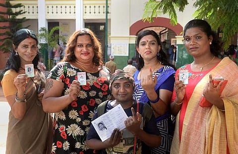 തിരുവനന്തപുരത്ത് ട്രാന്സ്ജെന്ഡേഴ്സ് വിഭാഗക്കാര് മഷിപുരട്ടിയ വിരലുകള് ഉയര്ത്തിക്കാട്ടുമ്പോള്/ ഫോട്ടോ: പിടിഐ