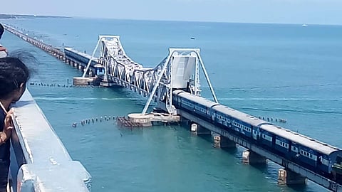 പാമ്പന് പാലത്തിന് ബോംബ് ഭീഷണി; രാമേശ്വരം ക്ഷേത്രം ഉള്പ്പെടെ കനത്ത സുരക്ഷയില്