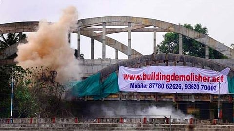 നാഗമ്പടം പഴയ റെയില്വേ മേല്പ്പാലം ഉയര്ത്തിമാറ്റി പൊട്ടിക്കും; നീക്കം നിയന്ത്രിത സ്ഫോടനം പരാജയപ്പെട്ടതോടെ