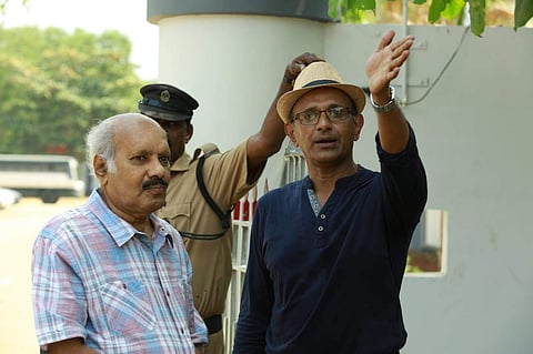 ജലസമാധിയുടെ ചിത്രീകരണവേളയില് സംവിധായകന് വേണു നായര്ക്കൊപ്പം