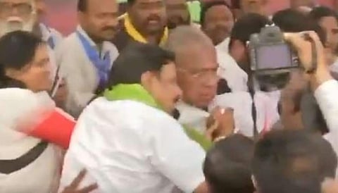 സമരവേദിയിൽ ഇരിപ്പിടം കിട്ടിയില്ല; കോൺഗ്രസ് നേതാക്കൾ തമ്മിൽ കൂട്ട ത്തല്ല് ; വീഡിയോ വൈറൽ