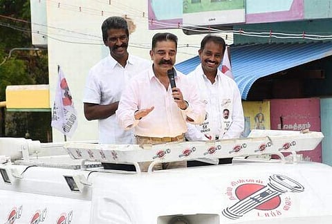 'ഗോഡ്സെ ആദ്യ തീവ്രവാദി'; കമല് ഹാസന് എതിരെ ചെരുപ്പേറ്