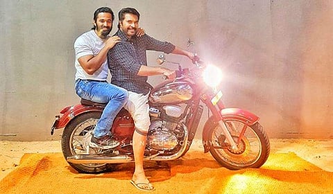നമ്മള് ഒരു ബൈക്ക് വാങ്ങിയാല് ആദ്യം ഓടിക്കുന്നത് നമ്മുടെ ഫ്രണ്ട്സ് ആയിരിക്കും: രണ്ട് ചെറുപ്പക്കാരുടെ ഫോട്ടോഷൂട്ട് കാണാം