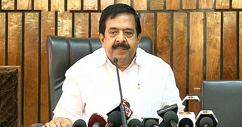 'രണ്ട് വിദ്യാഭ്യാസമന്ത്രിമാര് എന്തിന്'; ഖാദര് കമ്മറ്റി റിപ്പോര്ട്ടിനെതിരെ രമേശ് ചെന്നിത്തല