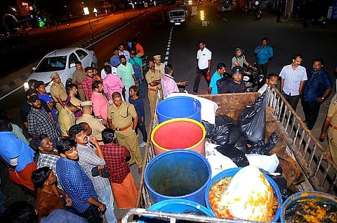 രാത്രിയില് കക്കൂസ് മാലിന്യം റോഡരുകില് തളളി; ഓടിച്ചിട്ട് പിടിച്ച് മേയര്; കയ്യടി