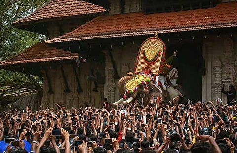 പൂര ലഹരിയില് തൃശൂര് ; തെക്കേഗോപുര വാതില് തുറന്ന് തെച്ചിക്കോട്ടുകാവ് രാമചന്ദ്രന് പൂരവിളംബരം നടത്തും