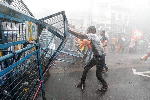 ബംഗാളിലെ സംഘർഷം; സർവകക്ഷി യോഗം വിളിച്ച് ഗവർണർ