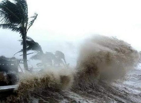 വായു ചുഴലിക്കാറ്റ്; സംസ്ഥാനത്ത് കനത്ത മഴയ്ക്കും കാറ്റിനും സാധ്യത, കടല്ക്ഷോഭം രൂക്ഷമാവും