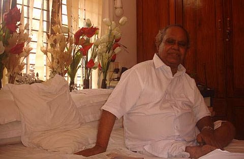 സ്നേഹത്തിനു മുന്പില് നിരായുധനാകുന്ന കവി