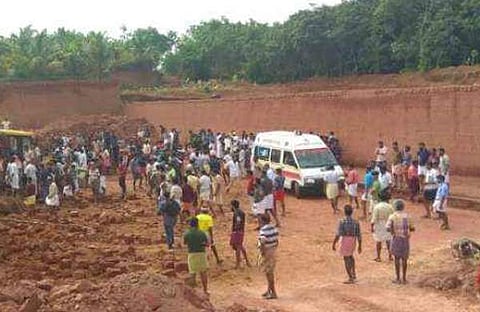 കോഴിക്കോട്ട് ചെങ്കല് ക്വാറിയില് മണ്ണിടിഞ്ഞു വീണ് രണ്ടു പേര് മരിച്ചു