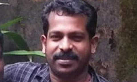 നാട്ടില് വന്നാല് വെച്ചേക്കില്ല; സ്വര്ണ കള്ളക്കടത്തിനെ പറ്റി വിവരം നല്കി; നഗരസഭാ കൗണ്സിലര്ക്ക് കൊടി സുനിയുടെ ഭീഷണി