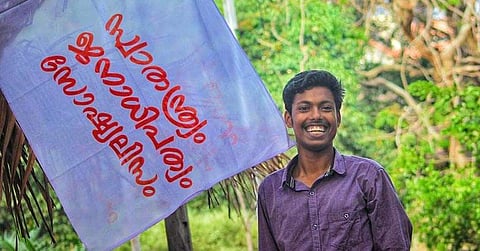 അഭിമന്യു വധക്കേസ് പ്രതി എല്എല്ബി കോഴ്സിന്; കോളജ് ഗേറ്റ് പൂട്ടി തടഞ്ഞ് എസ്എഫ്ഐ