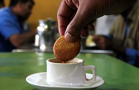 യോഗങ്ങളില് ബിസ്ക്കറ്റ് വേണ്ട, പകരം പുഴുങ്ങിയ കടലയും ബദാമും ഈന്തപ്പഴവും; ഉത്തരവ്