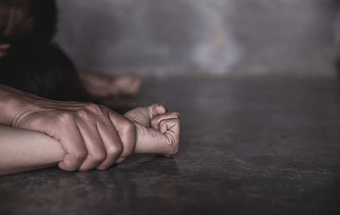 എയർഹോസ്റ്റസിനെ മദ്യം നൽകി കൂട്ടമാനഭംഗത്തിനിരയാക്കി; കാമുകനും സുഹൃത്തിനുമെതിരെ കേസ്