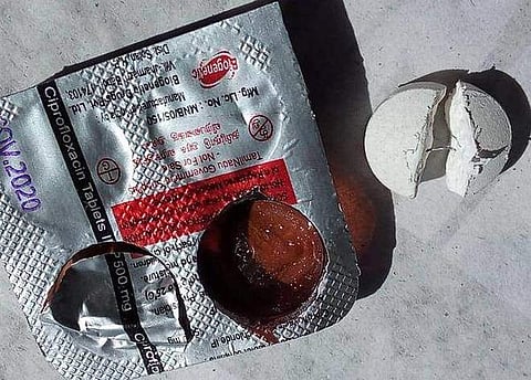 പനിക്ക് വിതരണം ചെയ്ത ഗുളികയില് ഇരുമ്പ് കമ്പി; അന്വേഷണം, നടുക്കം