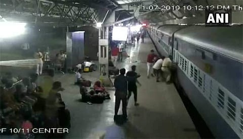 തലനാരിഴയ്ക്ക് യുവതിക്ക് ജീവന് തിരിച്ചുകിട്ടി; രക്ഷയായത് ആര്പിഎഫ് ജവാന്റെ കൈകള്; വീഡിയോ