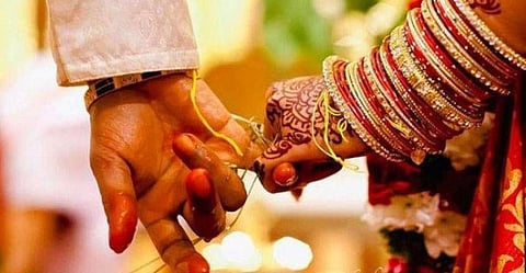 വിവാഹത്തിന് മണിക്കൂറുകള് മാത്രം മുന്പ് വധു ഒളിച്ചോടി, സദ്യ വയോജനങ്ങള്ക്ക് നല്കി വീട്ടുകാര്