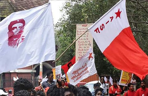 എക്കാലത്തും കുലംകുത്തികള് എന്ന് എസ്എഫ്ഐ, ഉടുമുണ്ട് ഉരിഞ്ഞത് മറക്കില്ലെന്ന് എഐഎസ്എഫ്; സോഷ്യല് മീഡിയയില് തമ്മിലടിച്ച് ഇടത് സംഘടനകള്