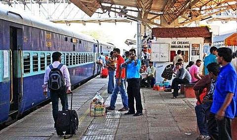 ട്രെയിനിൽ നിന്ന് വീണ് തലപൊട്ടി; ചോര കണ്ട കൂട്ടുകാരി കുഴഞ്ഞുവീണു, ആശുപത്രിയിൽ