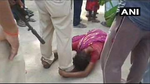 പശുമോഷണം ആരോപിച്ച് മൂന്നുപേരെ നാട്ടുകാര് തല്ലിക്കൊന്നു