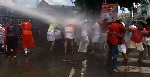 യുവമോർച്ച മാർച്ചിൽ സംഘർഷം; കല്ലേറ്; പൊലീസ് ജലപീരങ്കിയും കണ്ണീർ വാതകവും പ്രയോഗിച്ചു; അഞ്ച് പ്രവർത്തകർക്ക് പരുക്ക്