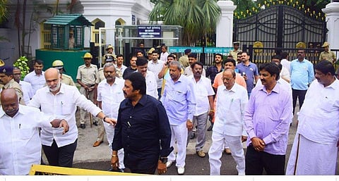 അയോഗ്യരാക്കപ്പെട്ട വിമതര് സുപ്രിംകോടതിയിലേക്ക് ; കര്'നാടകം' വീണ്ടും നിയമപോരാട്ടത്തിലേക്ക്