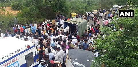 കര്ണാടകയില് വാഹനാപകടത്തില് 12 മരണം ; 20 ലേറെ പേര്ക്ക് പരിക്ക്