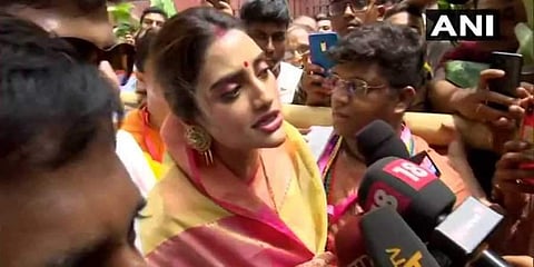 വിശ്വാസം തലയിലല്ല ഹൃദയത്തിലാണ് ഉണ്ടാകേണ്ടത്; ഞാന് ഇപ്പോഴും മുസ്ലീം; രഥയാത്രയില് സിന്ദൂരപ്പൊട്ടണിഞ്ഞ് നുസ്രത്ത് ജഹാന്