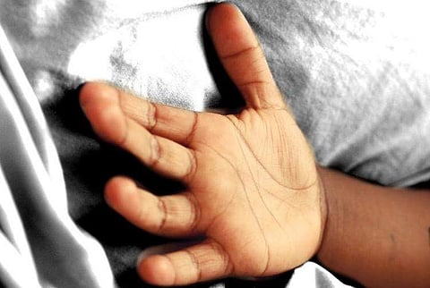 പിതൃത്വത്തില് സംശയം; രണ്ടു വയസ്സുകാരനെ പിതാവ് കൊലപ്പെടുത്തി; ക്രൂരത