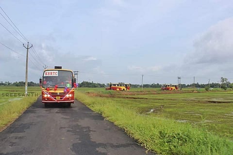 ആനവണ്ടിയിൽ ആറ് മണിക്കൂർ ഉല്ലാസ യാത്ര; തോന്നുന്നിടത്തു നിര്ത്തും ഫോട്ടോയെടുക്കും പാട്ടുപാടും (വീഡിയോ)