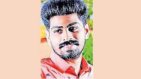 ഒന്നരമണിക്കൂര് തകര്ന്ന വാനില് ജീവന് വേണ്ടി പിടഞ്ഞു; വാതില് പൊളിച്ചു പുറത്തെടുത്തിട്ടും യുവാവിന് ദാരുണാന്ത്യം