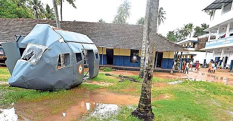 പ്രളയം ചിത്രീകരിക്കാന് സെറ്റ് ഇട്ടു: ഒടുവില് സംവിധായകന്റെ അമ്മയുള്പ്പെടെ അതേ ദുരിതാശ്വാസ ക്യാംപില്