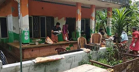 പ്രളയത്തിന് എന്ത് രാഷ്ട്രീയം!; കോണ്ഗ്രസ് ഓഫീസ് വൃത്തിയാക്കി ഡിവൈഎഫഐക്കാര്; മാതൃക, കയ്യടി