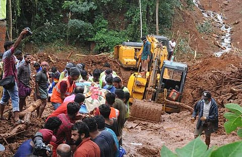 'വെള്ളം കയറും മുന്പേ വീട്ടിലുള്ളതെല്ലാം മാറ്റിവയ്ക്കണ്ടേ അമ്മേ', മടങ്ങിവരാത്ത ആ പോക്ക്; ഉറക്കത്തില്നിന്ന് ഞെട്ടിയുണരുന്ന കുഞ്ഞുങ്ങള്, കണ്ണീര്കഥകള്