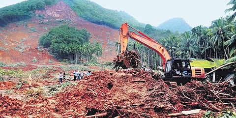 കവളപ്പാറയും, തുടിമുടിയും വാസയോഗ്യമല്ലെന്ന് വിദഗ്ധര്; വിള്ളല് ഗൗരവമായെടുക്കണമെന്ന് മുന്നറിയിപ്പ്