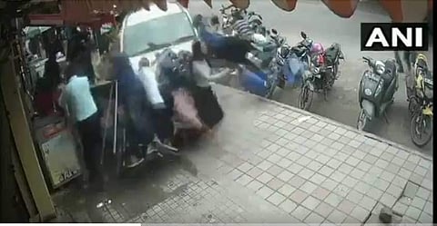മദ്യപിച്ച് ലക്കുകെട്ട് ഡ്രൈവര് നടപ്പാതയിലേക്ക് കാര് ഓടിച്ചുകയറ്റി ; നാലു പേര്ക്ക് ഗുരുതര പരിക്ക് ; നടുക്കുന്ന വീഡിയോ