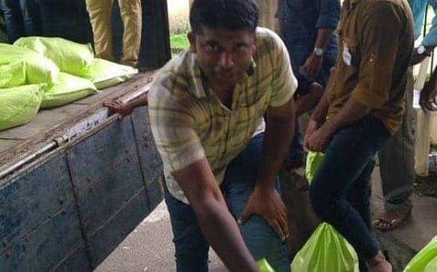 പ്രളയക്കാലത്ത് ചാക്ക് ചുമന്ന ഐഎഎസുകാരന് രാജിവെയ്ക്കുന്നു; ഞെട്ടല്, ചര്ച്ച