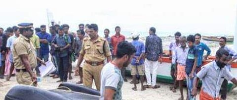 കടലില് കെട്ടിത്താഴ്ത്തിയില്ല; ആലപ്പുഴയില് തട്ടിക്കൊണ്ടുപോയ യുവാവിന്റെ മൃതദേഹം ബീച്ചില് കുഴിച്ചിട്ട നിലയില്