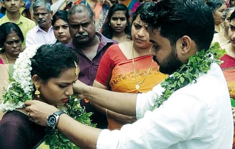 വീട് മുങ്ങി വിനീത് ക്യാമ്പില് എത്തി, കാക്കി അണിഞ്ഞ് സൂര്യയും; ദുരിതാശ്വാസ ക്യാമ്പിലെ പ്രണയത്തിന് സാഫല്യം
