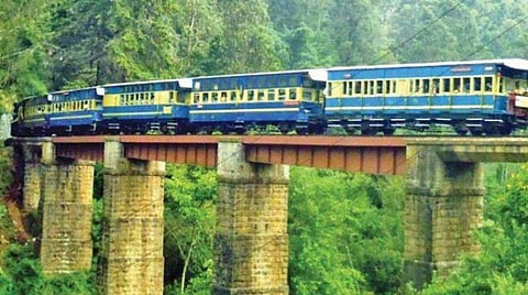 വിനോദം ആകാം; സെല്ഫി വേണ്ട! വിലക്കുമായി റെയില്വേ