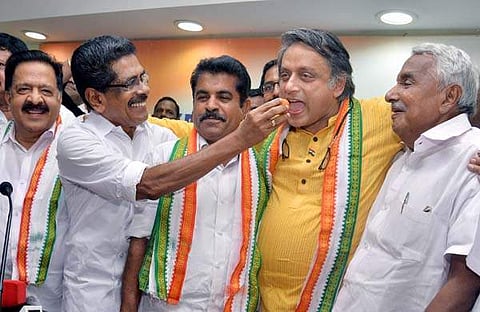 തെരഞ്ഞെടുപ്പു വിജയാഘോഷ വേളയില് ശശി തരൂരിന് മധുരം നല്കുന്ന മുല്ലപ്പള്ളി രാമചന്ദ്രന് (ഫയല്)