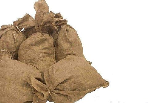 പാലക്കാട് പിക്കപ്പ് വാനിൽ ലഹരിക്കടത്ത്; പിടികൂടിയത് 15 ലക്ഷം രൂപയുടെ പുകയില ഉത്പന്നങ്ങൾ