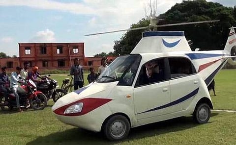 നിരത്തിലൂടെ പറക്കും ഈ 'നാനോ' ഹെലികോപ്റ്റര്; മിതിലേഷ് പൈലറ്റായത് കണ്ട് നാട്ടുകാര് ഞെട്ടി; (വീഡിയോ)