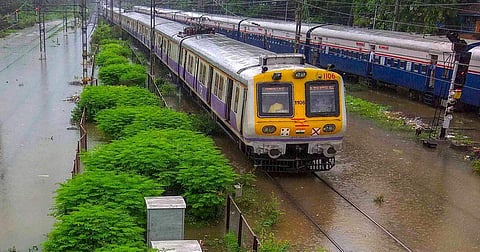 കോഴിക്കോട്ട് - പാലക്കാട്ട് റൂട്ടിലും ട്രെയിന് ഗതാഗതം നിര്ത്തി