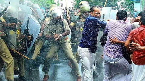 ആത്മാര്ത്ഥത കൂടിയാല് ഓണത്തിന് പട്ടിണി കിടക്കേണ്ടിവരും; എംഎല്എയെ തല്ലിയ സംഭവത്തില് സസ്പെന്ഷനിലായ എസ്ഐ