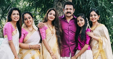 അഞ്ച് സുന്ദരിമാര്ക്കൊപ്പം ഒരു സുന്ദരന്!: വൈറലായി കൃഷ്ണകുമാറും മക്കളും, ചിത്രങ്ങള്