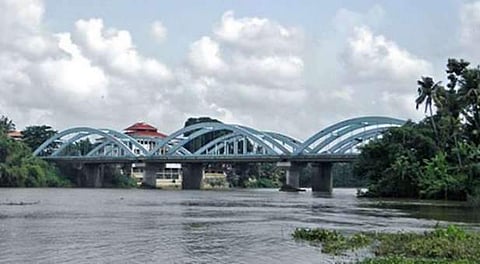 മദ്യലഹരിയില് പുഴയിലേക്ക് ചാടി; യുവാവിനായി മണിക്കൂറുകള് തിരഞ്ഞ് അഗ്നിരക്ഷാ സേന; നീന്തിക്കയറി കരയില് നിന്ന് രസിച്ച് യുവാവ്; തിരച്ചിലുകാര്ക്ക് അസഭ്യവര്ഷം