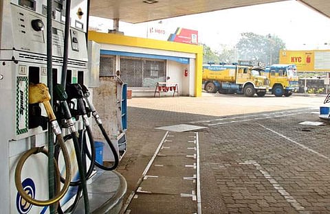 പെട്രോള് പമ്പുകളുടെ പ്രവര്ത്തന സമയം നീട്ടി : രാവിലെ ആറ് മുതല് രാത്രി 10വരെ പ്രവര്ത്തിക്കാം
