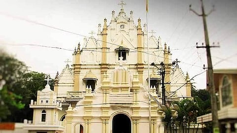 കണ്ടനാട് പള്ളിയില് സുപ്രീംകോടതി വിധി നടപ്പാക്കി; ഓര്ത്തഡോക്സ് വിഭാഗം കുര്ബാന നടത്തി