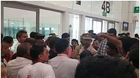 വിമാനം 24 മണിക്കൂര് വൈകി; നെടുമ്പാശേരി വിമാനത്താവളത്തില് പ്രതിഷേധിച്ച് യാത്രക്കാര്